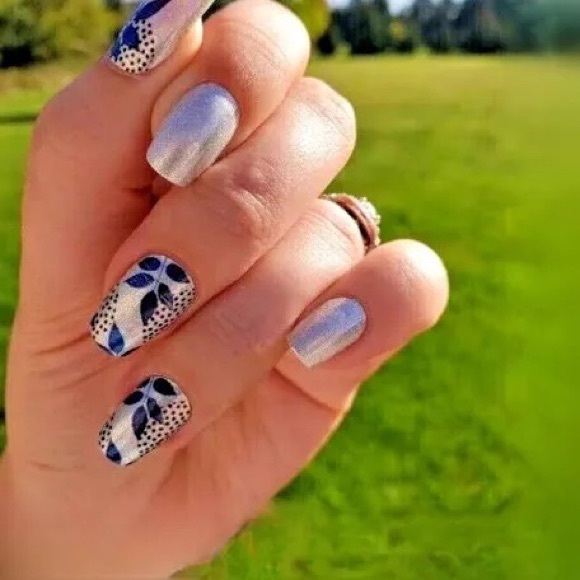 Color Street Other - 🌸Sale:3/$30🌸 Color Street Nail strips. Shade: Leaf it to me.
